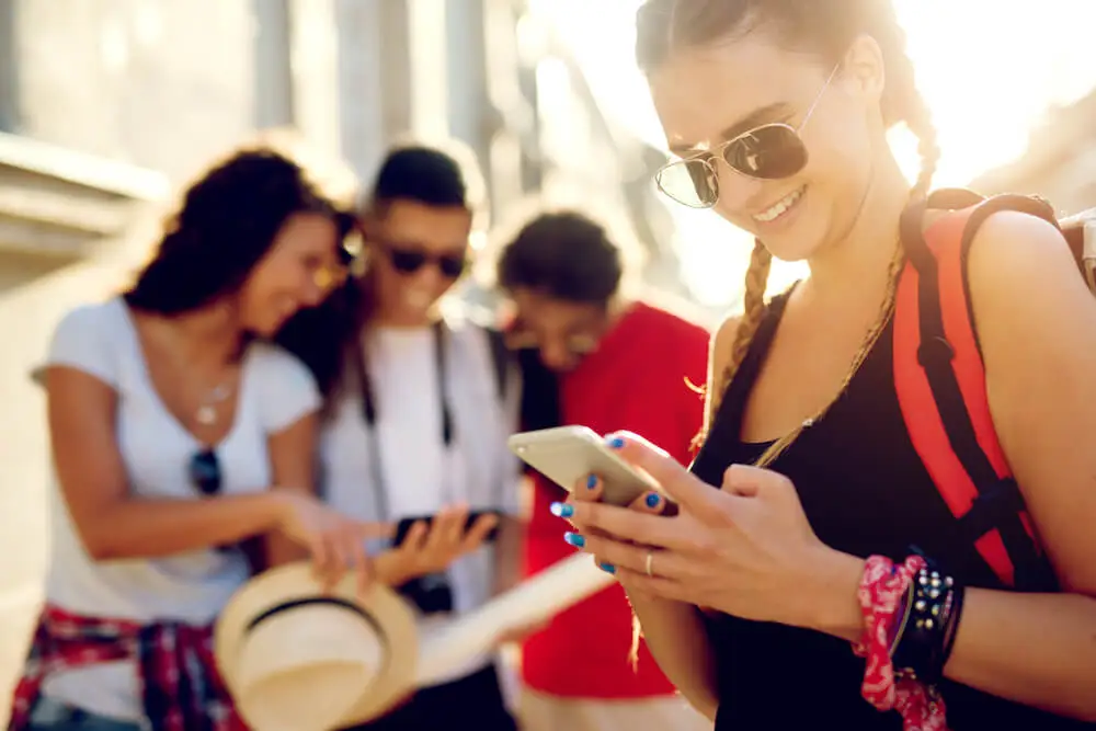 Mozrest - Tourists searching for pubs and restaurants to book on their mobile phones during Bank Holiday Weekends