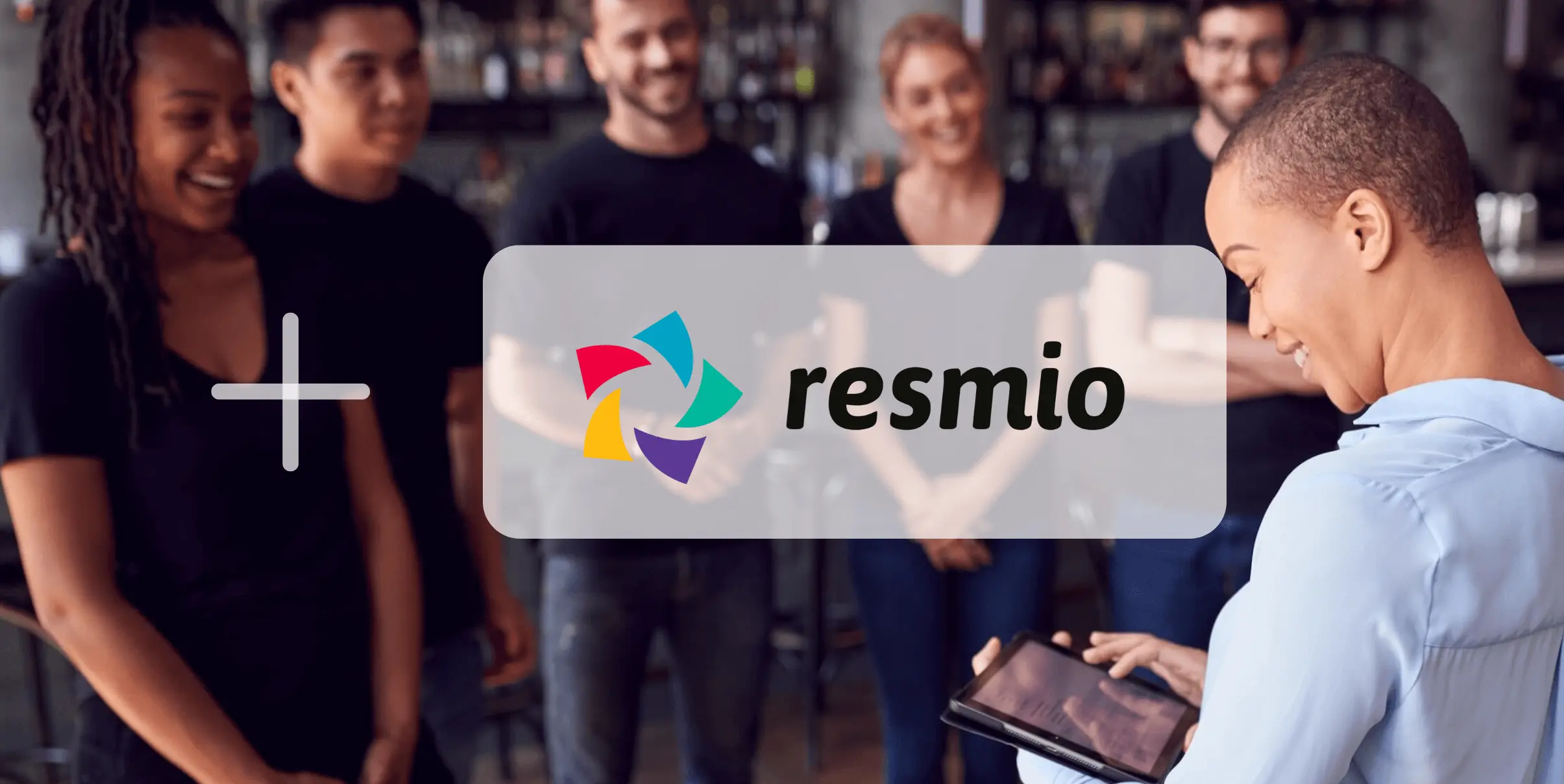 Mozrest - Soluciones para Canales de Reservas - Grupo de amigos sentados en una mesa en un restaurante buscando su próximo lugar para comer en su teléfono móvil.