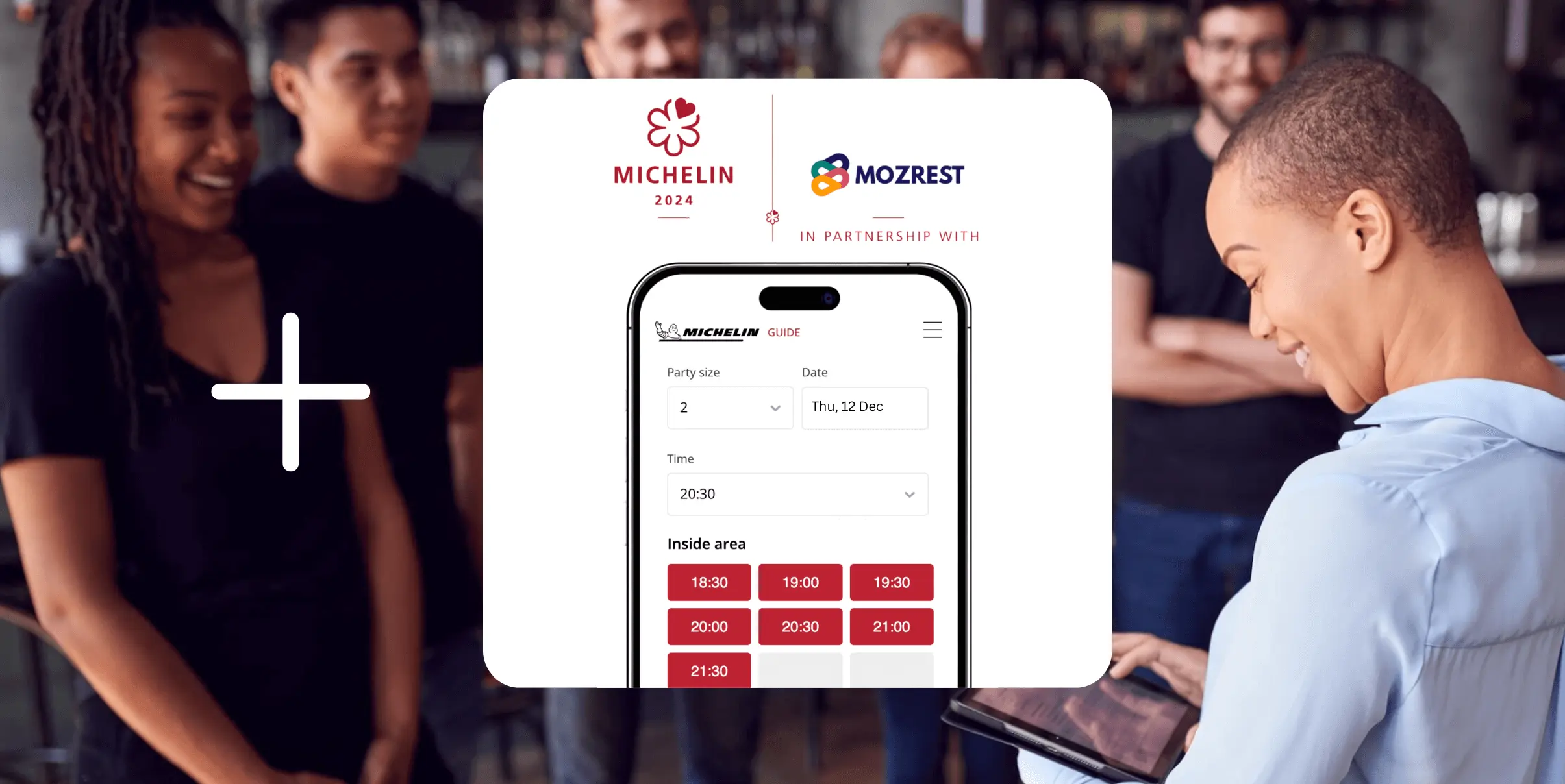 Mozrest - Soluciones para Restaurantes - La gerente del restaurante informa a su personal, sonriendo y revisando el número de reservas de hoy en su tableta.