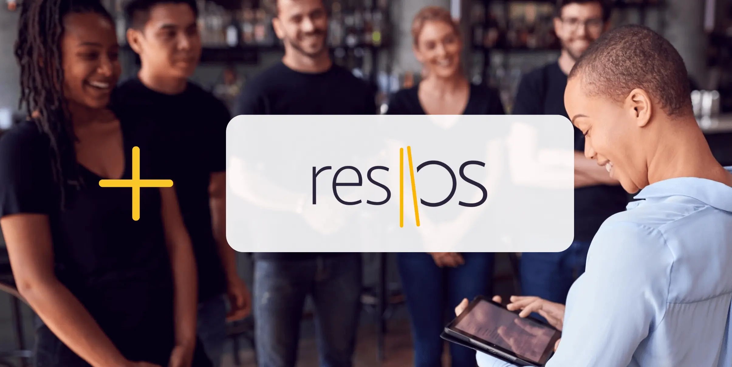 Mozrest - Soluciones para Canales de Reservas - Grupo de amigos sentados en una mesa en un restaurante buscando su próximo lugar para comer en su teléfono móvil.